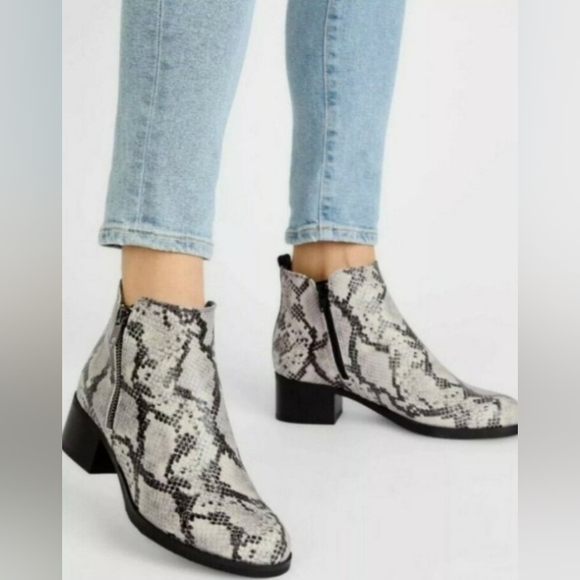 New Clarks Boots Size 9.5M Mila Sky Leather Ankle Snakeskin Zipper Gray Black - Picture 2 of 15